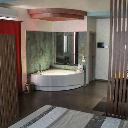 Garda Fantasy Apartment - Jacuzzi Дезенцано-дель-Гарда Экстерьер фото