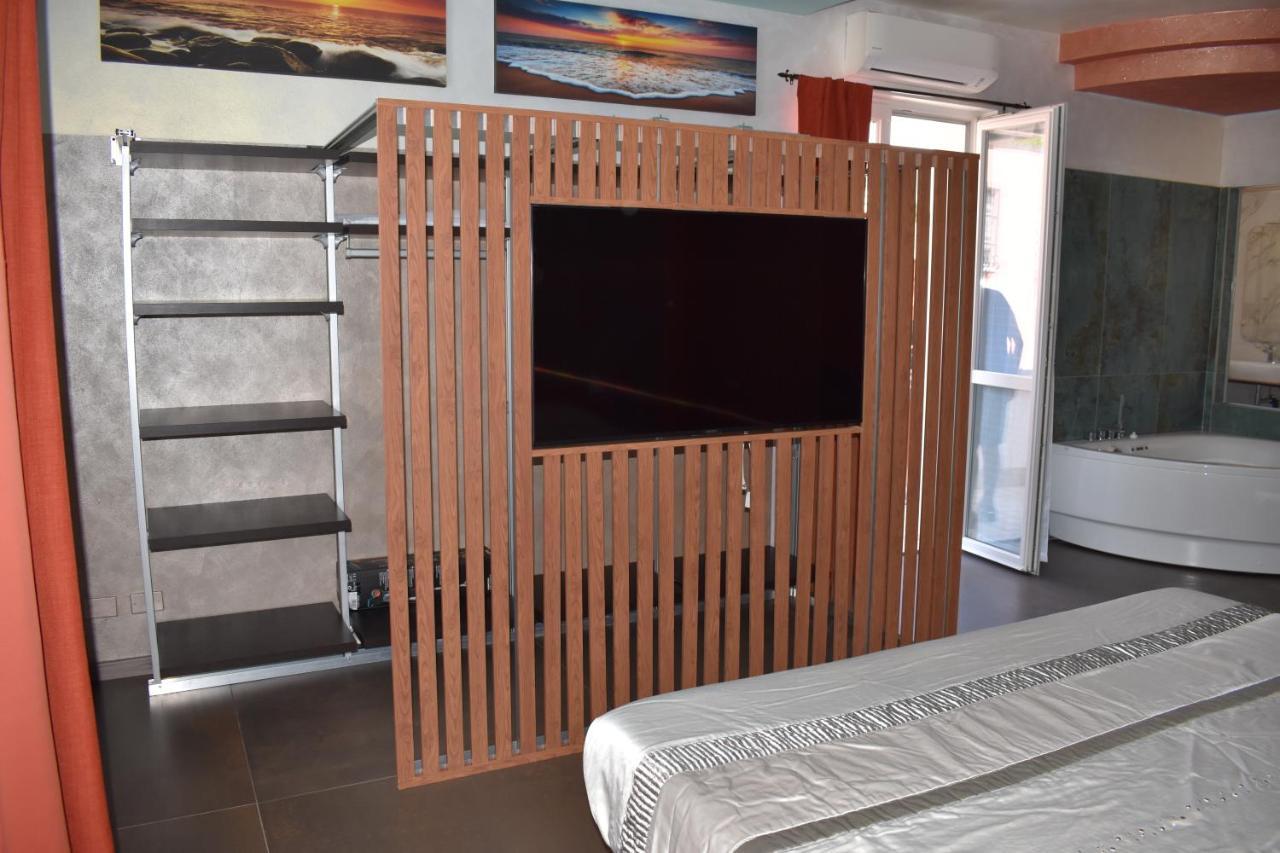 Garda Fantasy Apartment - Jacuzzi Дезенцано-дель-Гарда Экстерьер фото
