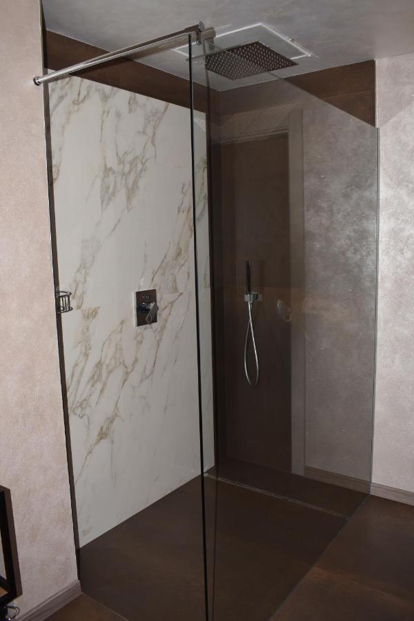 Garda Fantasy Apartment - Jacuzzi Дезенцано-дель-Гарда Экстерьер фото
