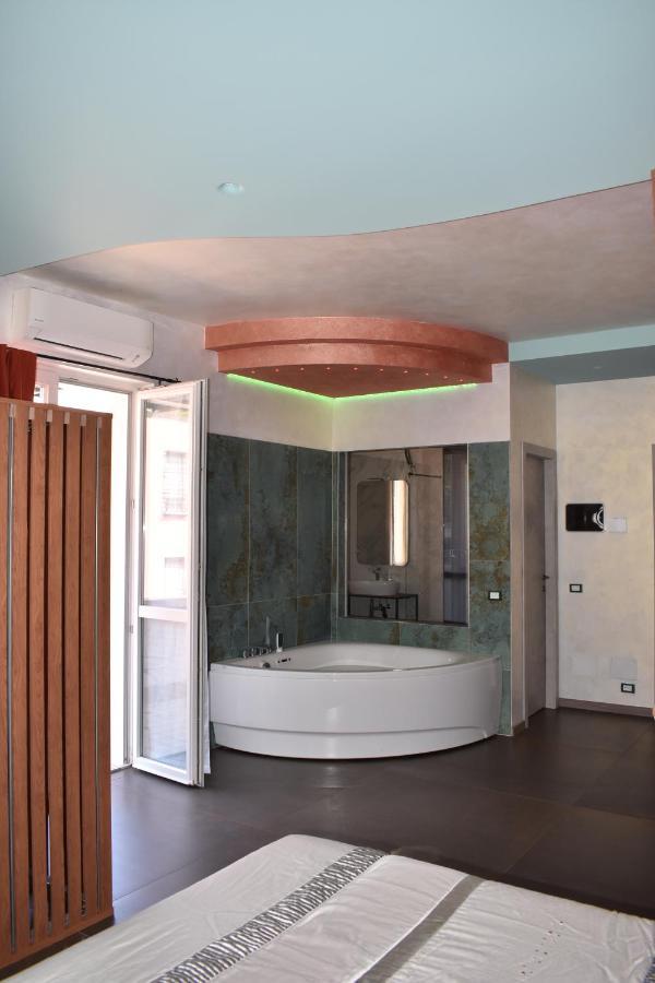 Garda Fantasy Apartment - Jacuzzi Дезенцано-дель-Гарда Экстерьер фото