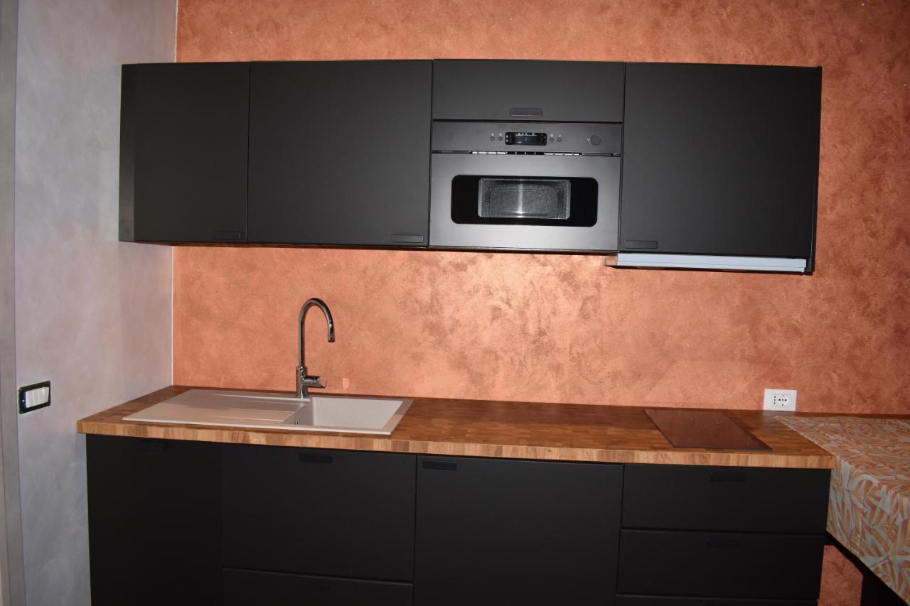 Garda Fantasy Apartment - Jacuzzi Дезенцано-дель-Гарда Экстерьер фото
