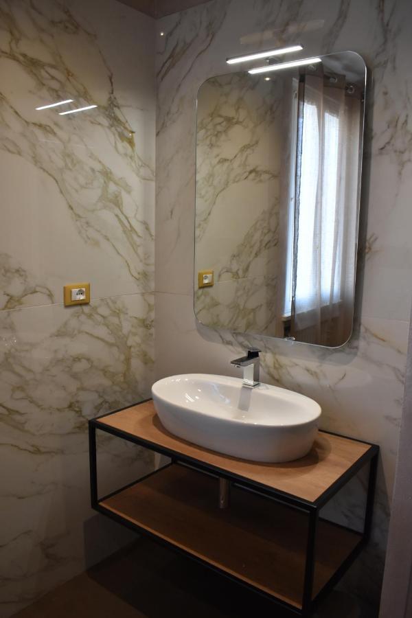 Garda Fantasy Apartment - Jacuzzi Дезенцано-дель-Гарда Экстерьер фото
