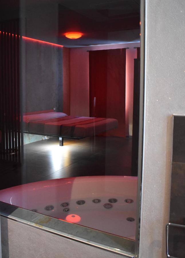 Garda Fantasy Apartment - Jacuzzi Дезенцано-дель-Гарда Экстерьер фото