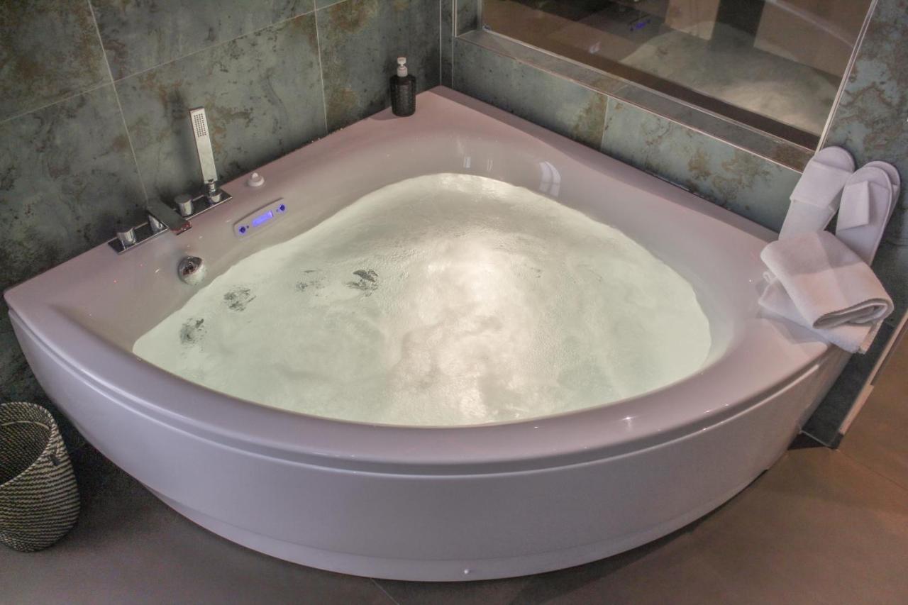 Garda Fantasy Apartment - Jacuzzi Дезенцано-дель-Гарда Экстерьер фото