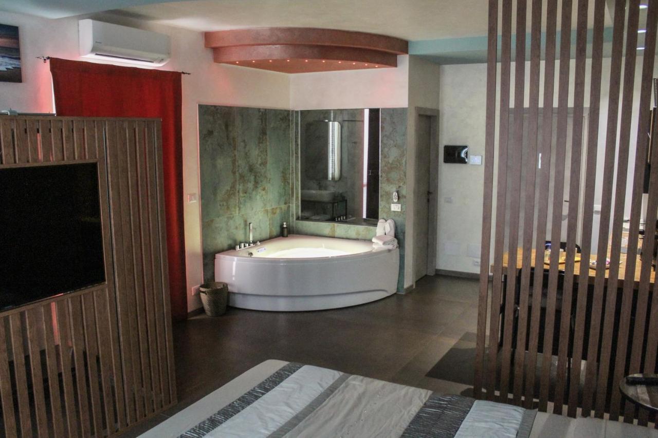 Garda Fantasy Apartment - Jacuzzi Дезенцано-дель-Гарда Экстерьер фото