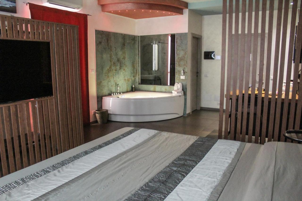 Garda Fantasy Apartment - Jacuzzi Дезенцано-дель-Гарда Экстерьер фото