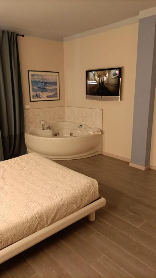 Garda Fantasy Apartment - Jacuzzi Дезенцано-дель-Гарда Экстерьер фото