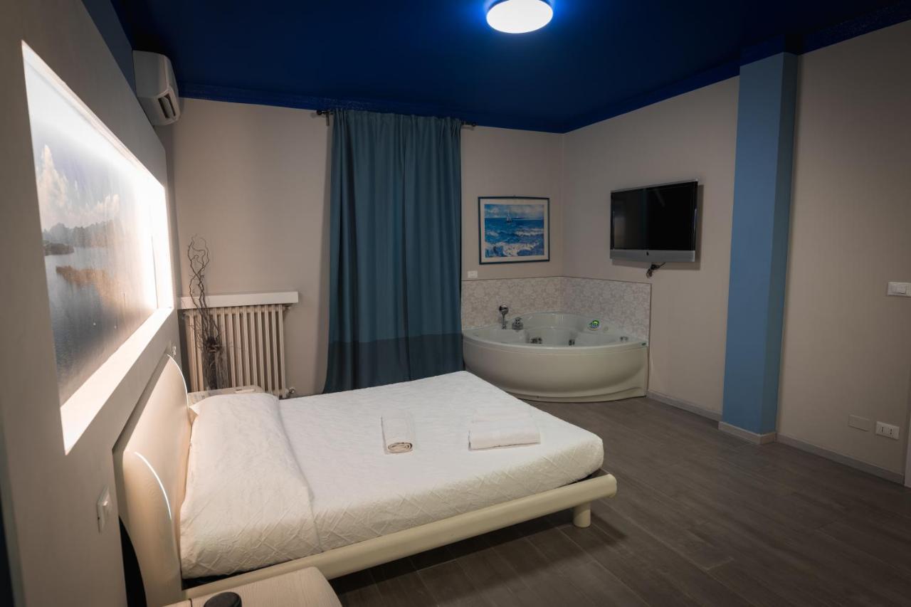 Garda Fantasy Apartment - Jacuzzi Дезенцано-дель-Гарда Экстерьер фото